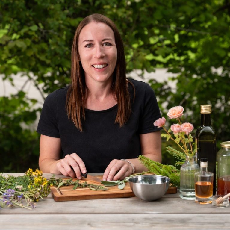 Kräuter Kurs Workshop Wanderung Luzern Obwalden Kerns Entlebuch Chrüter Liäbi beim Schneiden von Kräutern für Zubereitungen der Wildkräuterküche, der Hausapotheke und der Naturkosmetik.